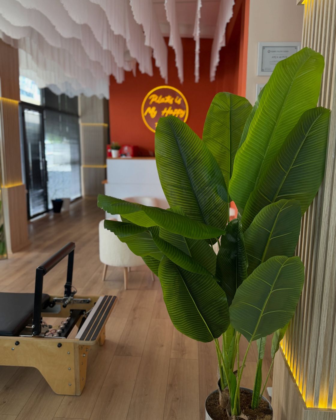 Jera Pilates Studio reformer salonu ve neon tabela