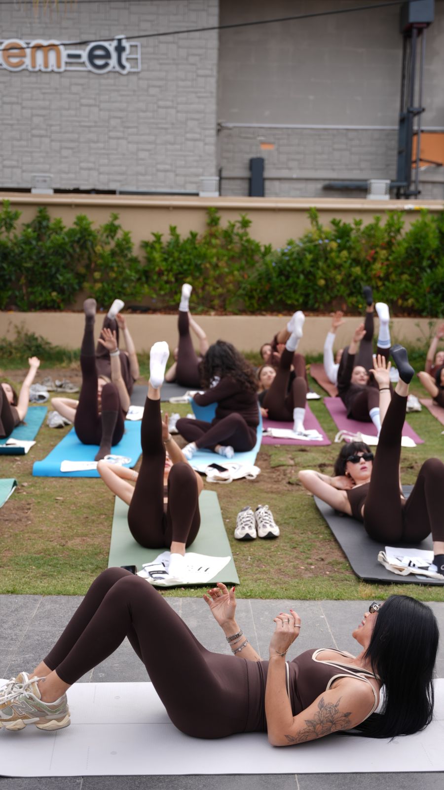 Açık havada grup mat pilates etkinliği