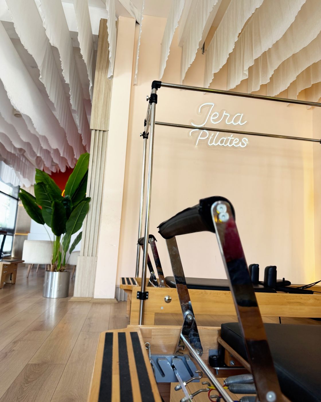 Jera Pilates neonu altında tower