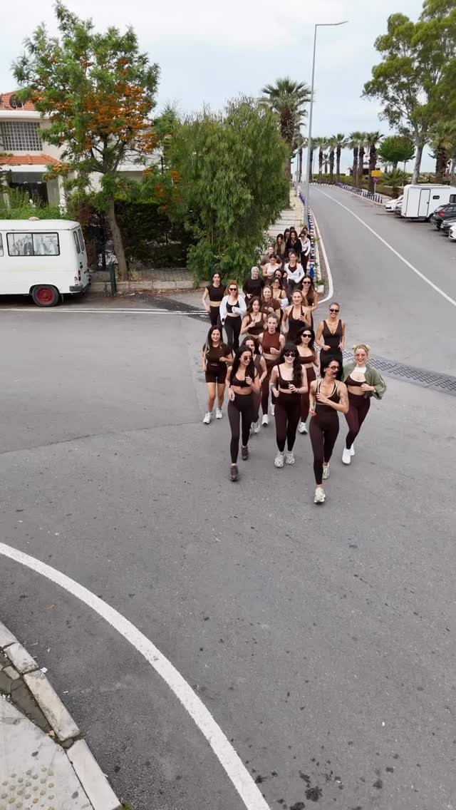 Etkinlik öncesi grup yürüyüşü