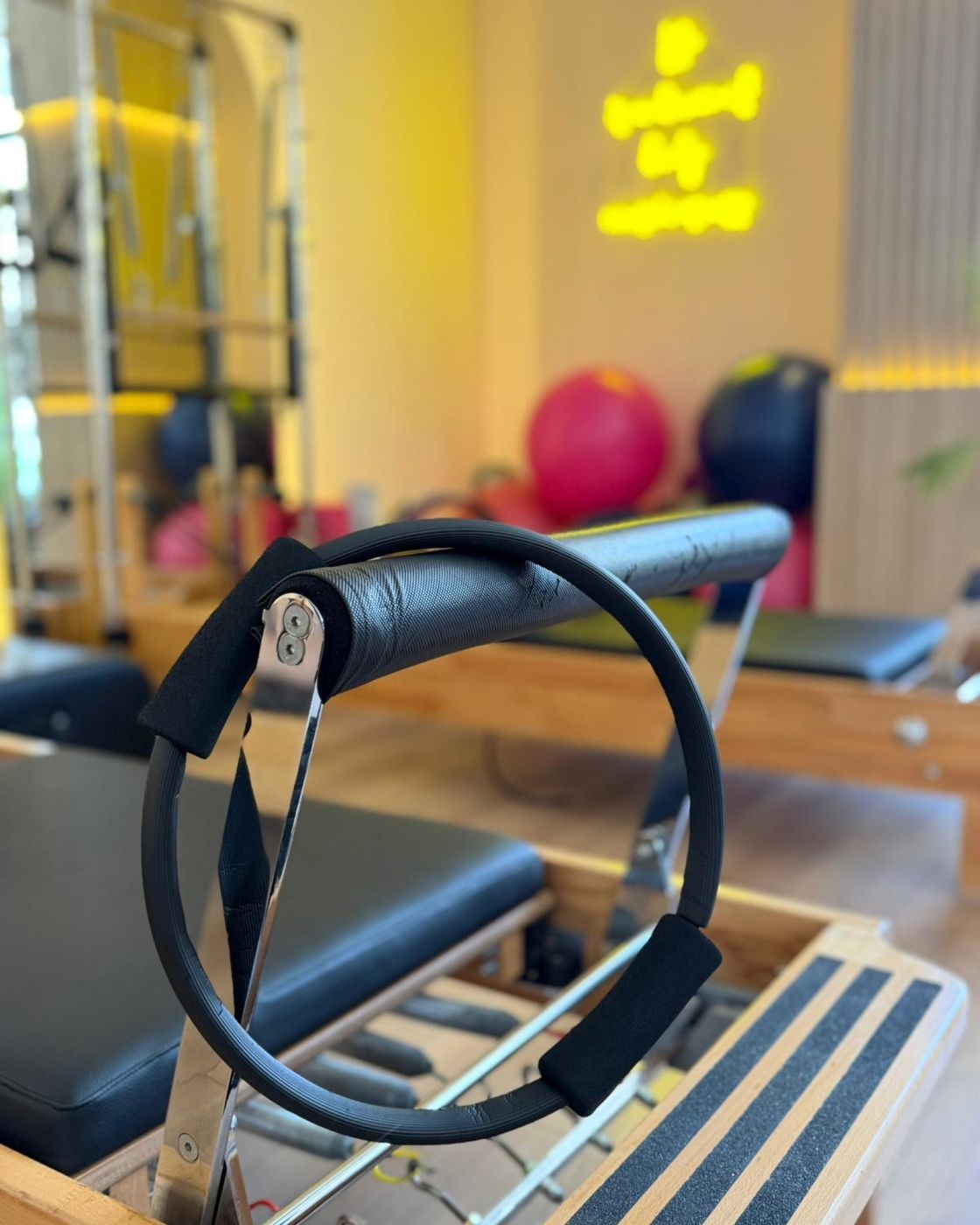 Reformer üzerinde pilates çemberi
