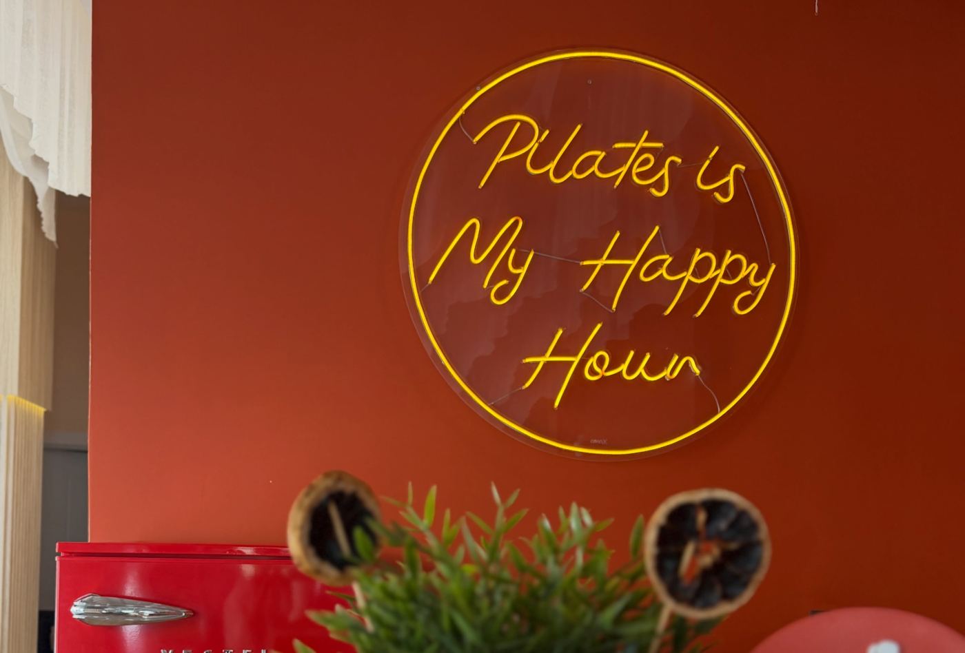 Jera Pilates Studio'daki Pilates is my happy hour neon tabelası